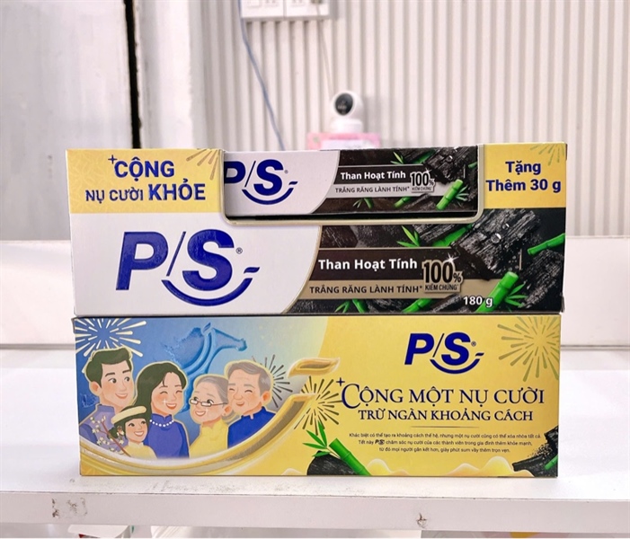 Kem Đánh Răng P/S Than Hoạt Tính Trắng Răng Lành Tính 180g + Phẩm