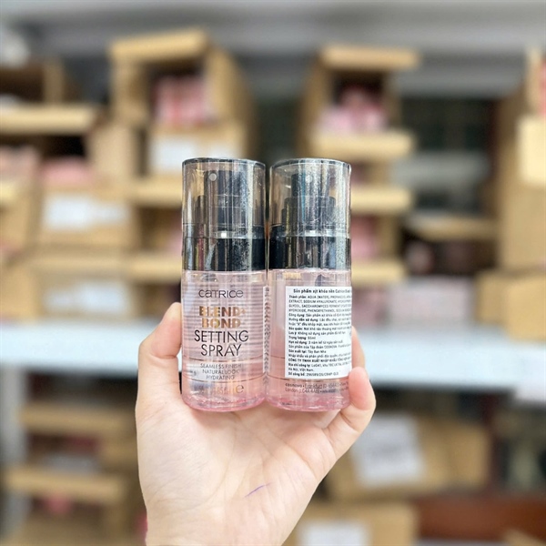 Xịt khoá nền Catrice Blend & Blond Da khô - Hồng (VAT)