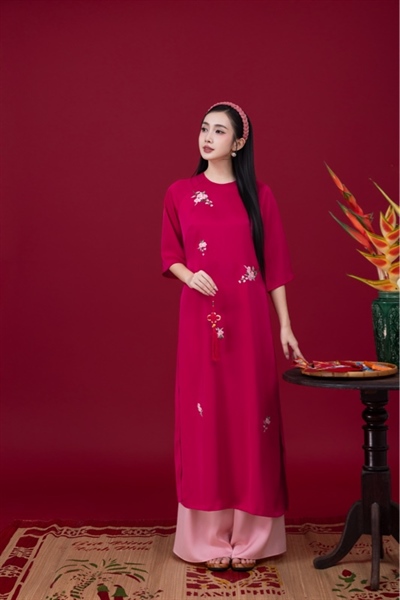 Áo dài suông cổ tròn thêu hoa đào rơi