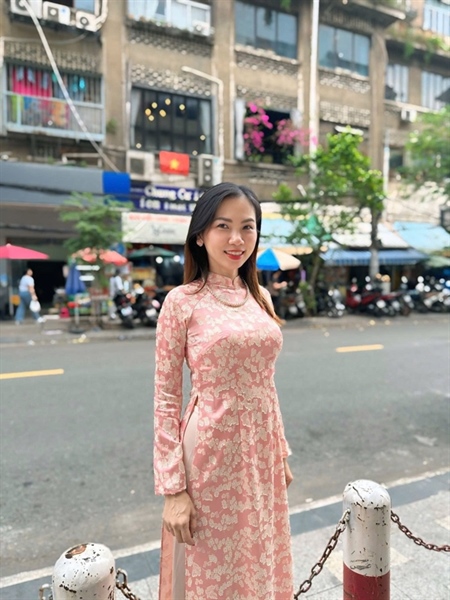 Áo dài truyền thống lụa hoa mai