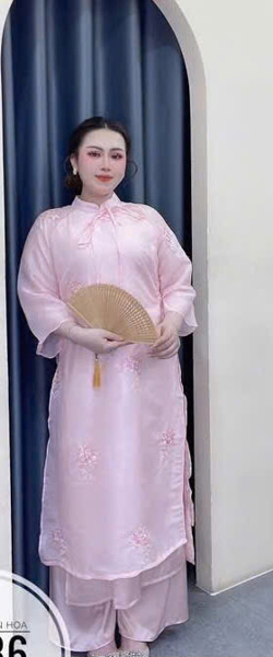 Áo dài hồng thêu hoa nơ cổ