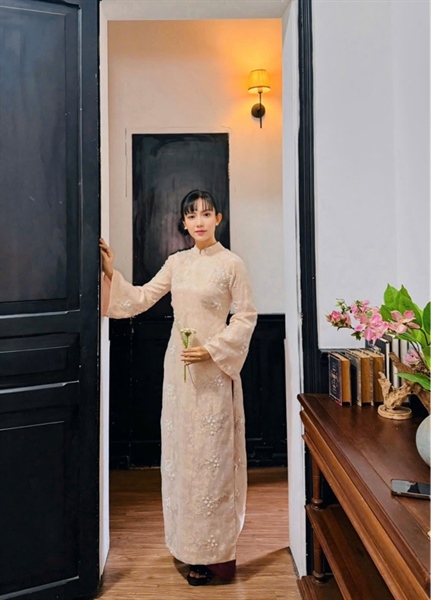 Áo dài suông kim sa đính cườm cổ thấp