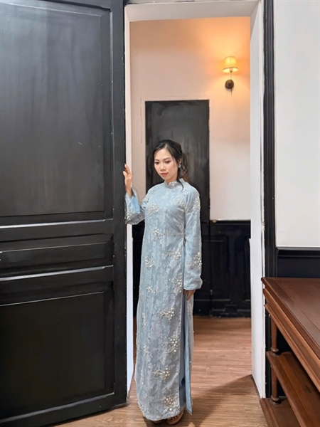 Áo dài suông kim sa đính cườm cổ thấp