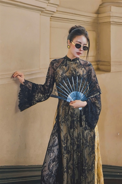 Áo dài ren đen vàng