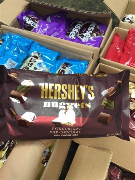 HERSHEY'S NUGGETS Extra Cream Milk Chocolate With Cookies Bits, Túi 344g (12.1 Oz.)