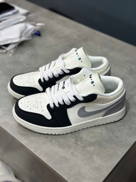 Nike Air Jordan 1 Low Sail Soft Pearl | Kim Cương Đen Trắng