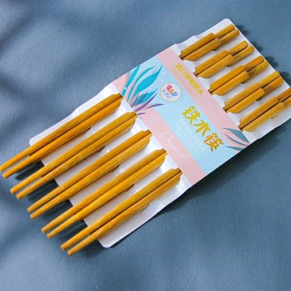 10 đôi đũa gỗ.