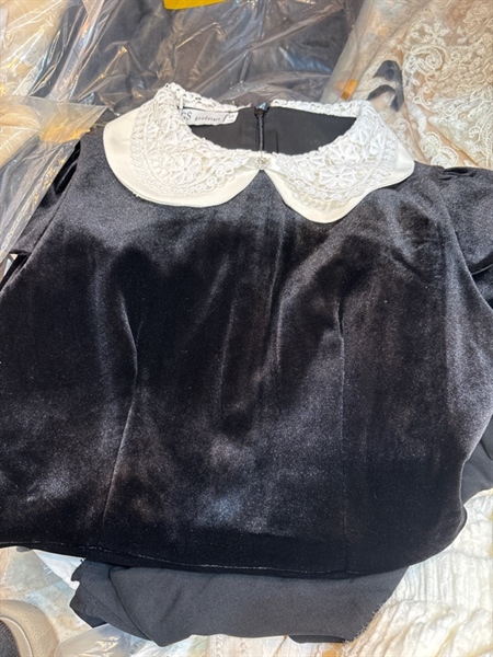 Váy nhung cộc tay cổ tròn ren