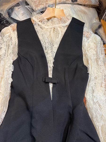 Set váy đen áo ren trắng Châu Giang