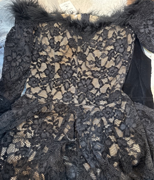 Váy ren trễ vai lông đen