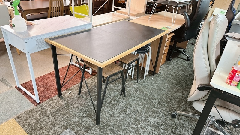 Bàn học mặt da đen khung gỗ vàng