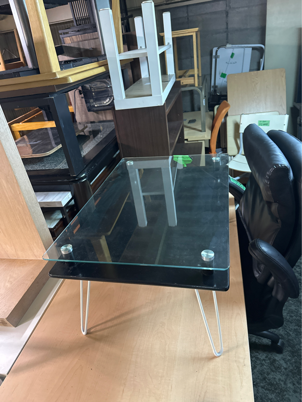 Bàn kính thấp gấp được chân