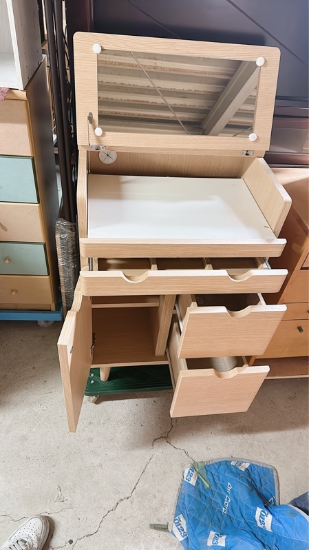 Bàn trang điểm 4 ngăn kéo, 1 cánh vàng nhạt