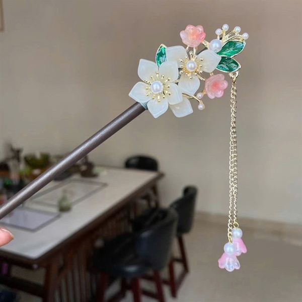 Trâm gỗ cài tóc đính hoa dây hạt tua rua đơn giản SP22266952