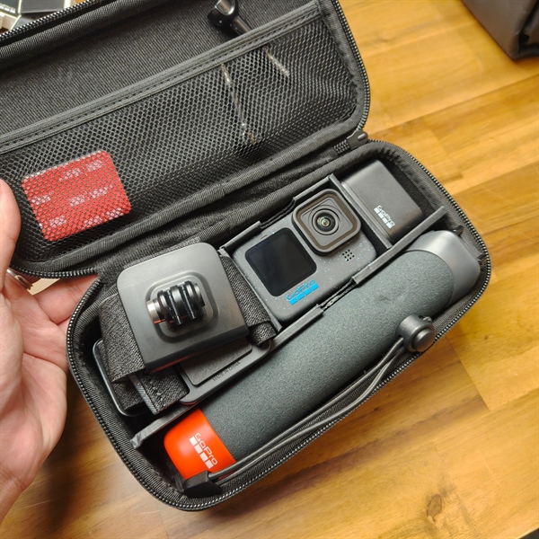 GoPro 12 combo dây đeo đầu + dock sạc + gậy cầm tay.