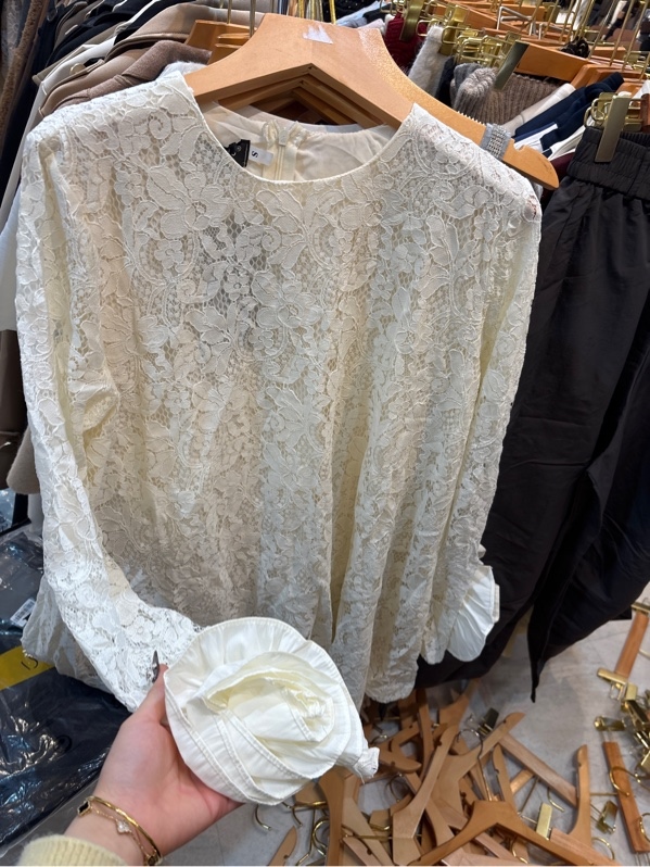 Váy ren xuông tay hoa