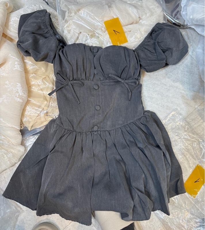 Váy trễ vai xám nơ