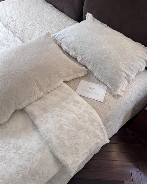 Bộ ga chần full | Cotton Linen Pháp - Vỏ chăn chần 200x230 cm - JF10.02 - Trắng kem - Thêu vân nổi thủ công, viền ren