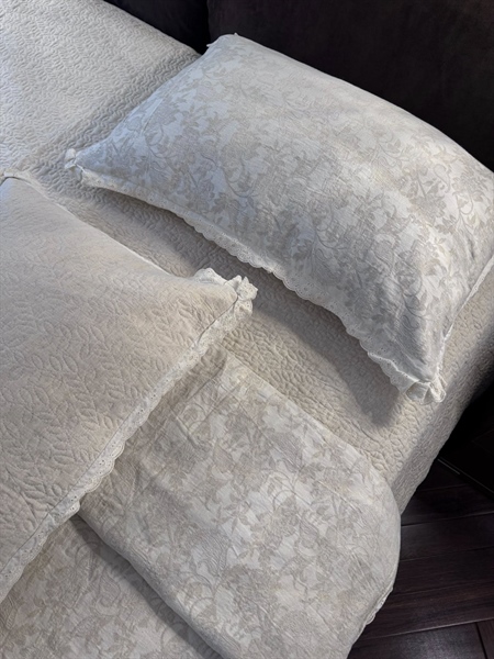 Bộ ga “Vân trắng tĩnh” | Cotton Linen Pháp - Chần full, Vỏ chăn chần 200x230 cm - JF10.01 - Dệt jacquard , viền ren