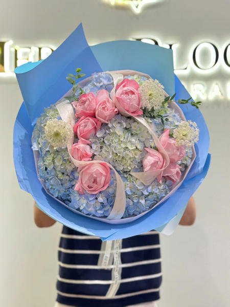 Bó hoa hồng plume mix cẩm tú cầu xanh dương là món quà tặng người phụ nữ của bạn