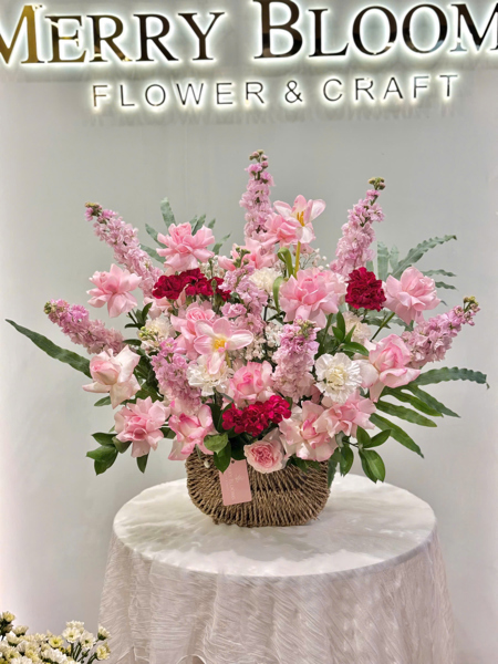 Giỏ hoa tone hồng nhẹ nhàng tặng người đặc biệt - mix tulip hồng, lạc thần, phi yến, cẩm chướng