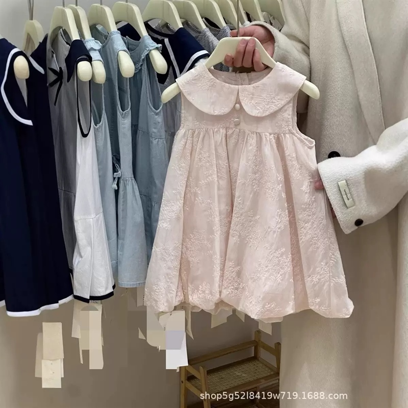 Váy hồng ren cổ sen