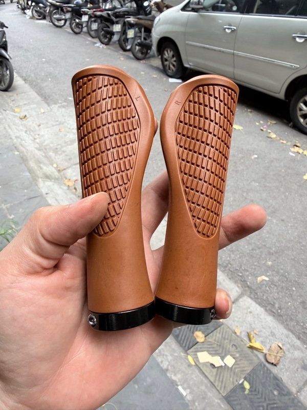 Tay nắm cao su xe đạp phom ergon rẻ(Màu nâu)