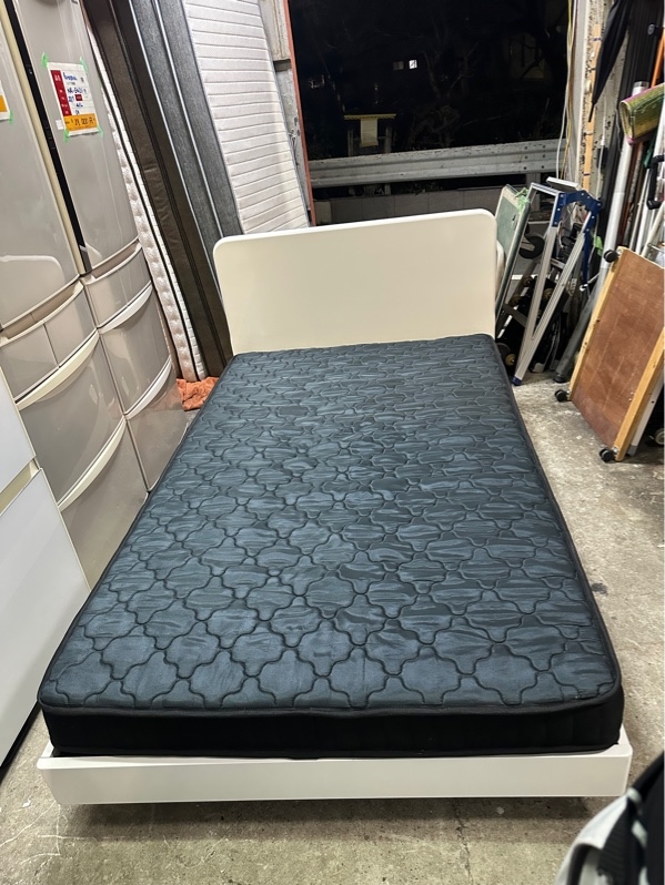 Giường đôi m2 trắng bóng