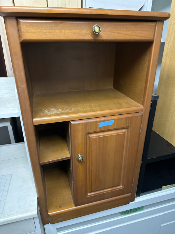 Kệ gỗ 1 ngăn 1 cánh nâu hơi xước