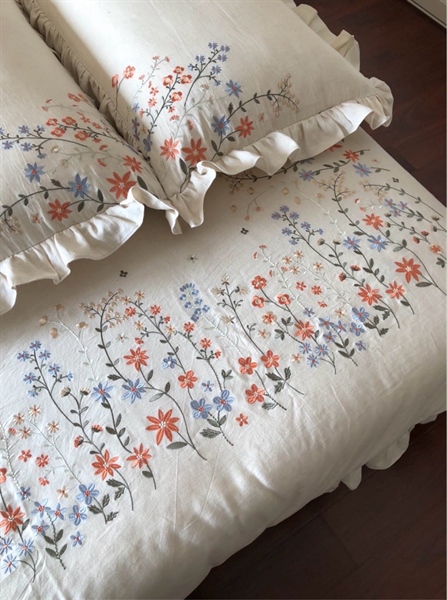 Bộ ga "Bình Minh trên Đồng Cỏ" | Cotton Linen Gấm Satin – Thêu Lập Thể - Vườn hoa, hoa màu hồng xanh, Viền bèo - MBY02.02