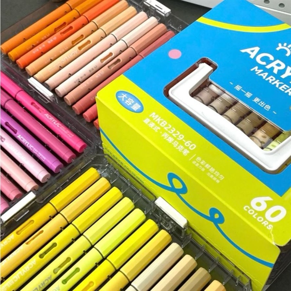 Bút đánh dấu chất liệu đầu bút làm bằng sợi màu Acrylic, thân bút bằng nhựa