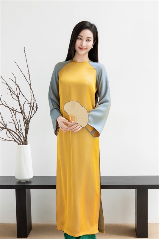 Áo dài lụa trơn phối tay dài loe
