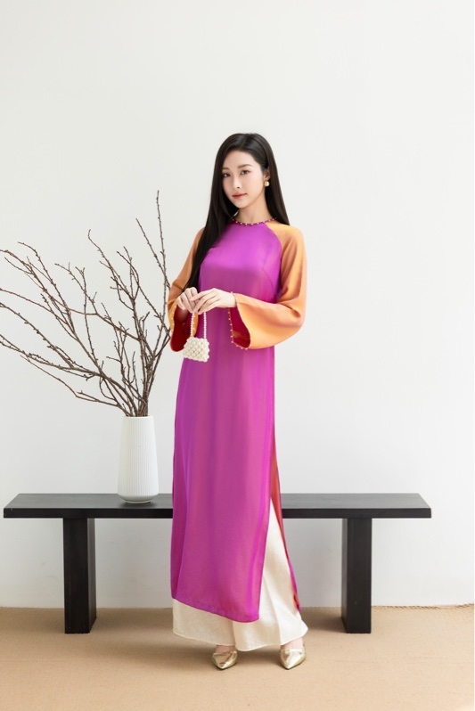 Áo dài lụa trơn phối tay loe kết cườm cổ tay