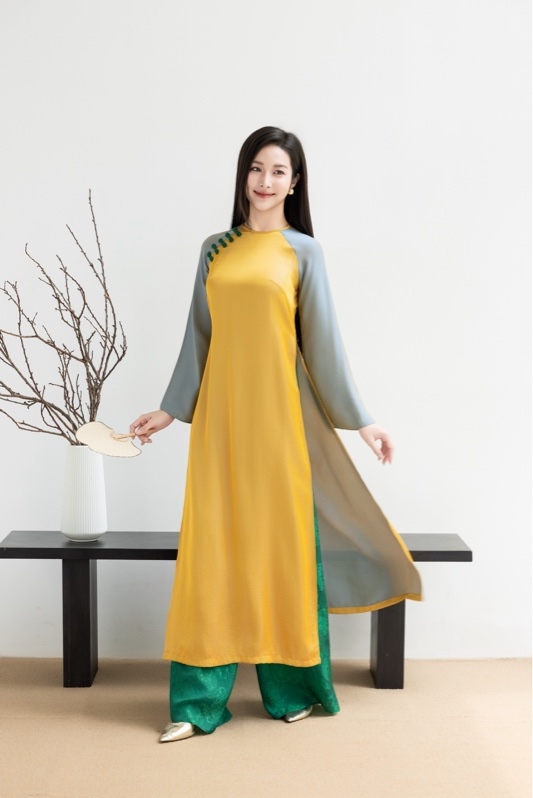Áo dài lụa trơn phối tay dài loe nút sò