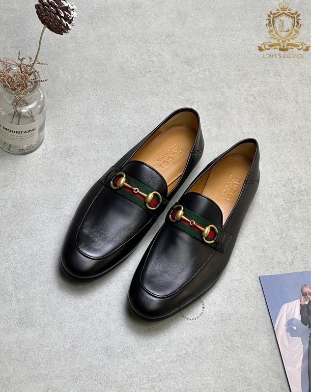 Loafer Gucci đen trơn xích vàng quai cờ