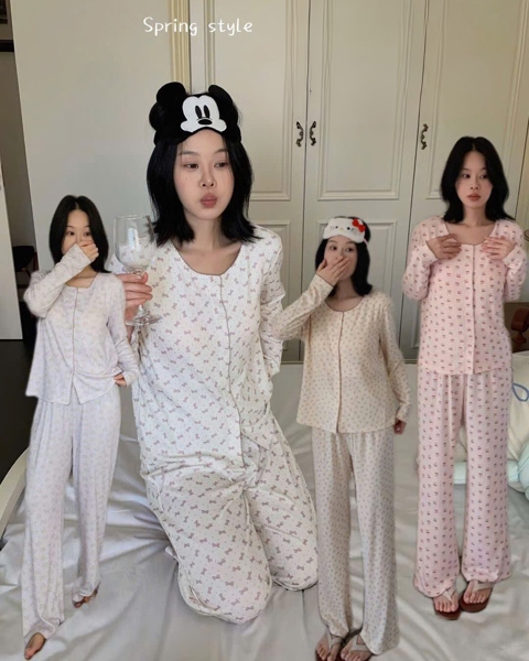 Bộ ngủ kèm lót bra DSTUDIO cotton họa tiết nữ tính D2672 (cherry hồng)