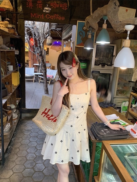 [T] Váy hai dây thô thêu hoa