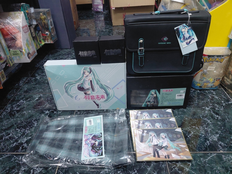 Mua bán CẶP HATSUNE MIKU VÀ SET PHỤ KIỆN