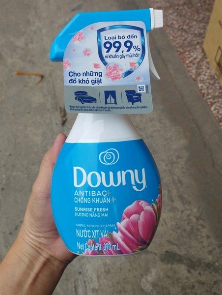 Xịt thơm Downy nắng mai 370ml xanh
