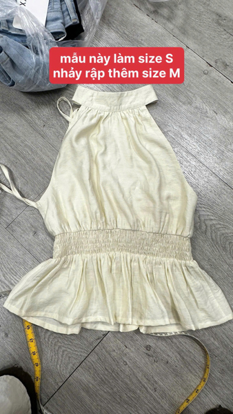 AREUM Áo cổ yếm LEMON TOP bo chun vải linen xước - VÀNG - Size S