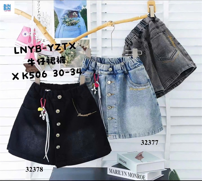 32378- Quần short jean đen giả váy túi thêu Jeaseyou