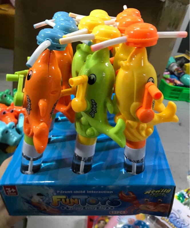Cây thổi xà bông cá heo quay đèn