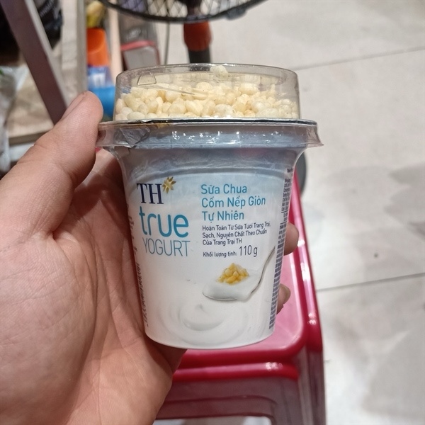 Sữa chua ăn TH cốm nếp giòn Tự Nhiên hộp 110g