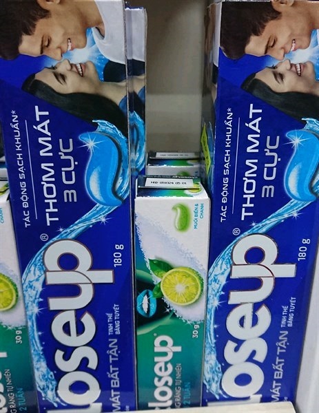 Kem đánh răng Closeup thơm mát tinh thể băng tuyết 180g