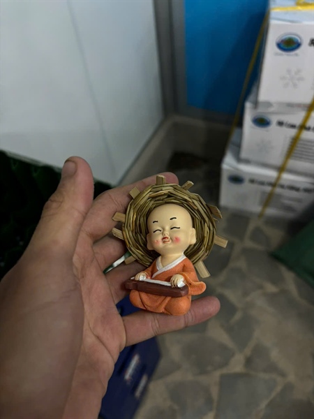 Chú tiểu đội nón