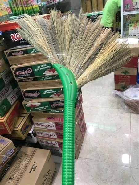 Chổi cỏ cán nhựa xanh
