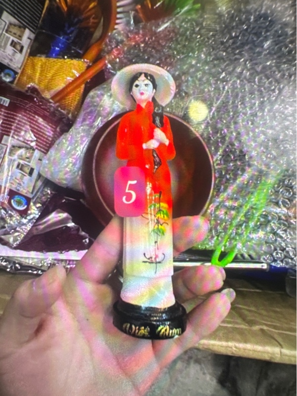 Tượng cô gái VN