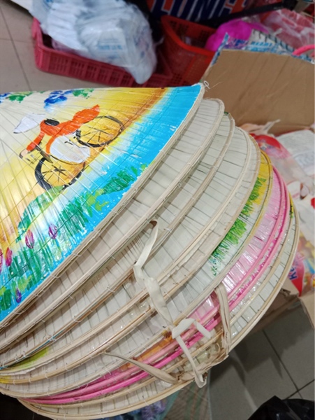 Nón lá vẽ lớn