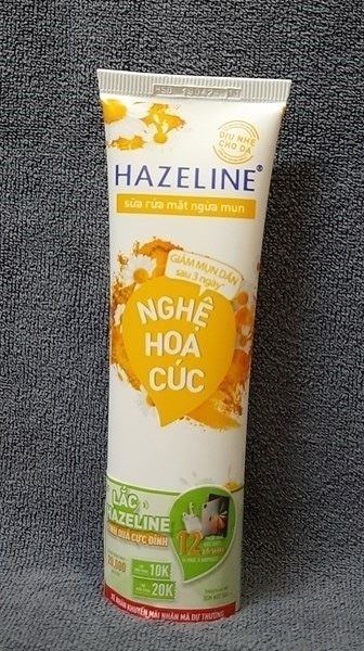 Sữa rửa mặt ngừa mụn Hazeline nghệ hoa cúc 50g