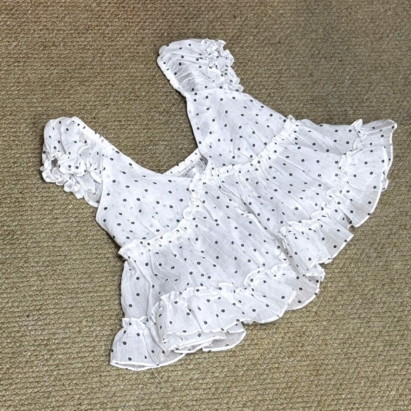 AREUM Áo kiểu nữ ARA TOP cổ V tay bèo vải tơ nhăn - TRẮNG - Size S
